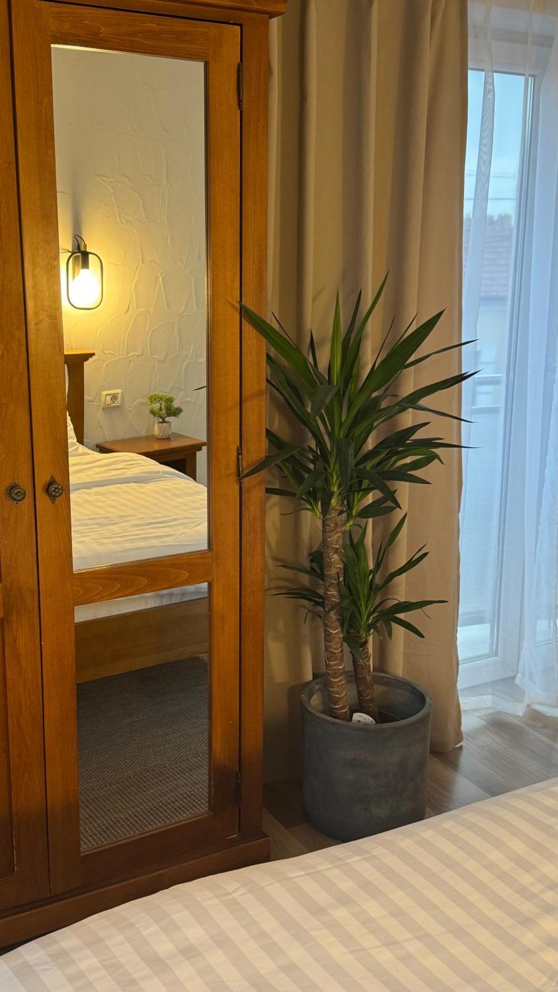 Hotel Lucy Star Клуж-Напока Екстериор снимка